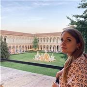 Insegnate madrelingua impartisce lezioni di lingua italiana a discenti stranieri, e lezioni di inglese, spagnolo e cinese base a discenti italiani
